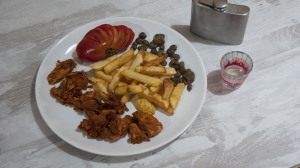 Άγριο μανιτάρι Laetiporus sulphureus με τηγανιτές πατάτες και κάπαρη
